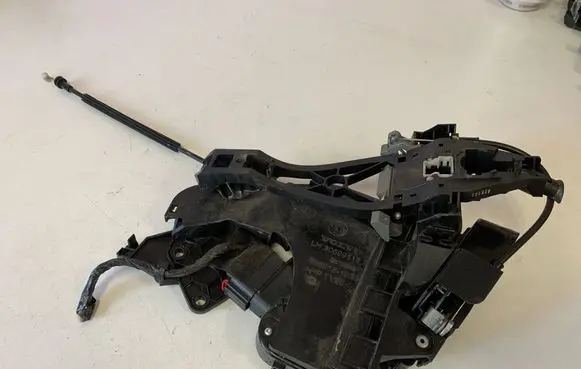 Volvo V50 Rear door lock 30699111 985916102