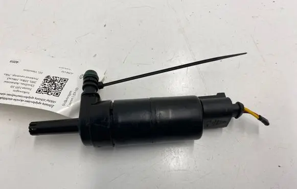 Volkswagen Touran I Headlight washer pump 3B7955681