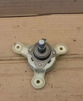 Rear door manual window regulator
