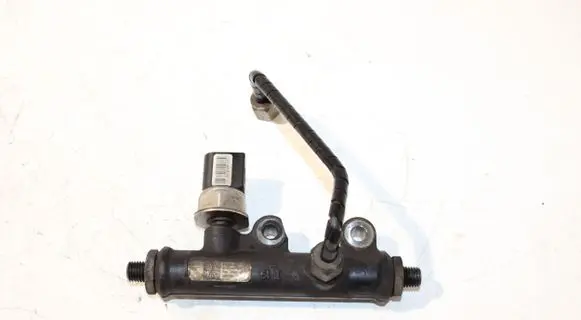 Land Rover Discovery 3 - LR3 Fuel main line pipe 4R8Q9C066AE