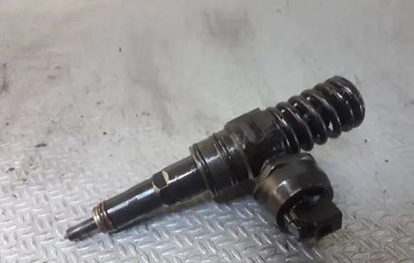 Volkswagen Golf Plus Fuel injector 038130075A 0414720015