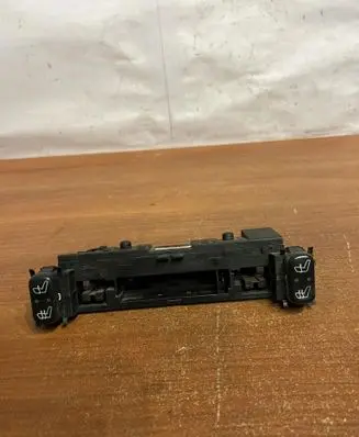 Mercedes-Benz E W210 Seat heating switch 2108200151 D4057