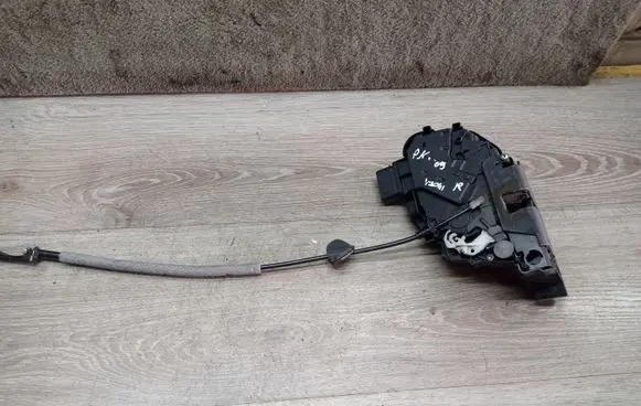 Volvo V70 Front door lock 31253673