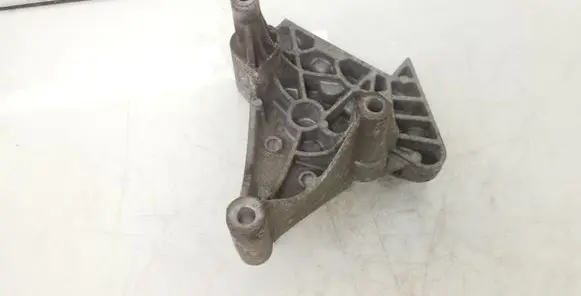 Volkswagen Touran I Engine mounting bracket 03G199207G