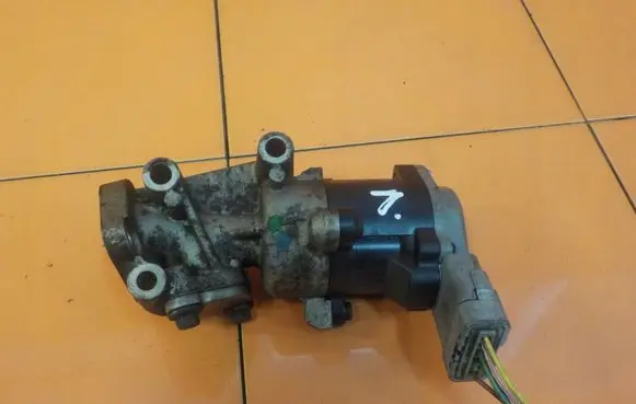Land Rover Discovery 3 - LR3 EGR thermostat 4R8Q9D475B