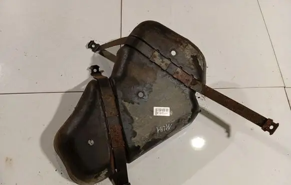 Volkswagen Touareg I Fuel tank mounting bracket