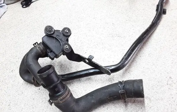 Volkswagen PASSAT B7 Engine coolant pipe/hose