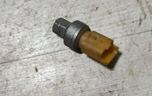 Peugeot 2008 I Air conditioning (A/C) pressure sensor 9673006380 82CP3206 15M6MX5