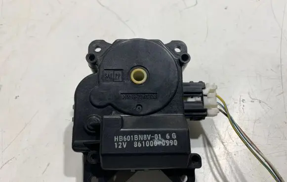 Mazda 3 I Air flap motor/actuator 8610000990 HB601BN8V01