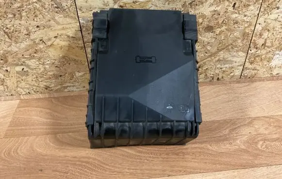 Volkswagen Golf V Fuse box cover 1K0937132F 01418987 017180061