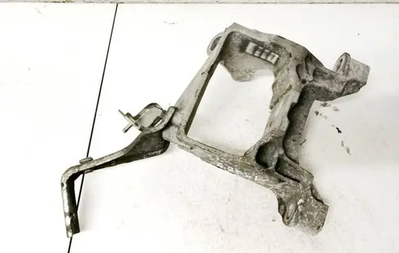 Mazda CX-5 Engine mounting bracket