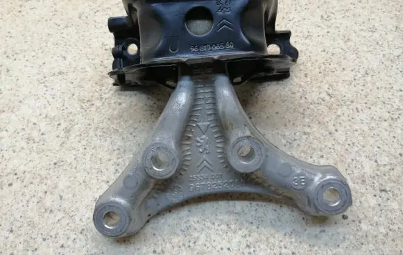 Citroen C3 Aircross Engine mount bracket 9681706580 9678252080