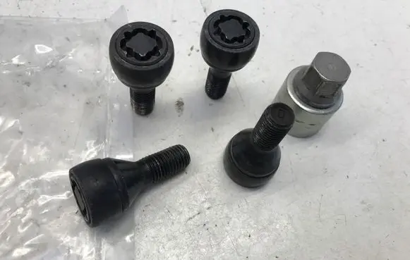 Renault Scenic E-Tech V Anti-theft wheel nuts and lock 8201724186