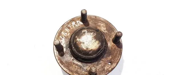 Hyundai Lantra II Rear wheel hub