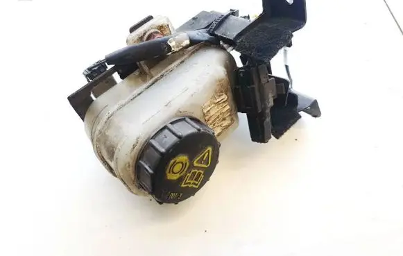 Mazda CX-7 Brake fluid reservoir 