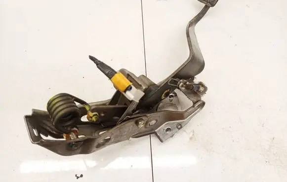 Toyota RAV 4 (XA30) Brake pedal