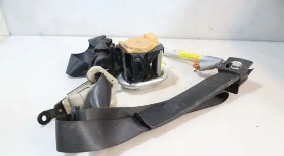 Nissan Note (E11) Front seatbelt