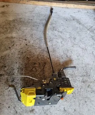 Volvo V70 Rear door lock 8650156