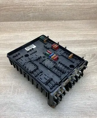 Volkswagen Golf V Fuse module 1K0937124H