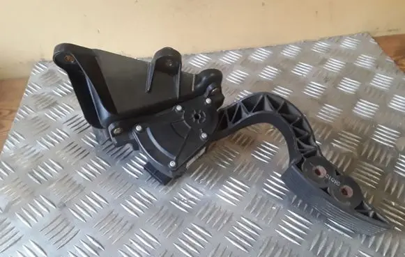 Hyundai Santa Fe Accelerator throttle pedal 327263L200