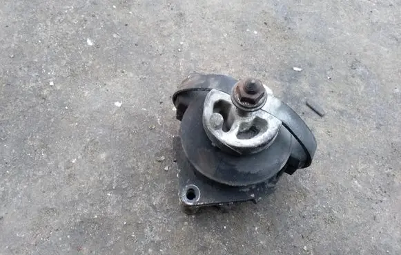Saab 9-5 Engine mount bracket