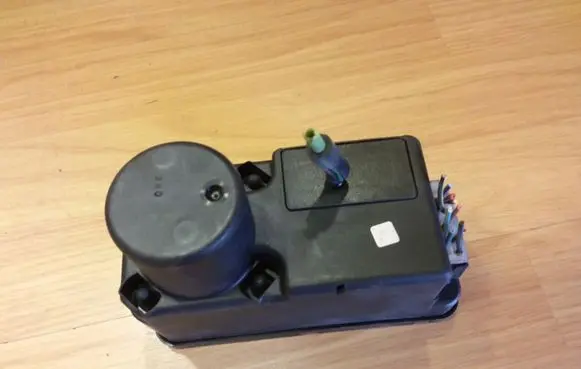 Volkswagen PASSAT B3 Central locking vacuum pump 357962257