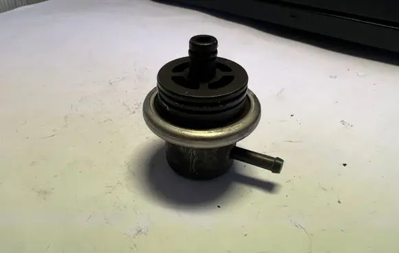 Opel Vectra B Fuel pressure regulator 90411542 GM90411542