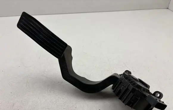 Accelerator throttle pedal