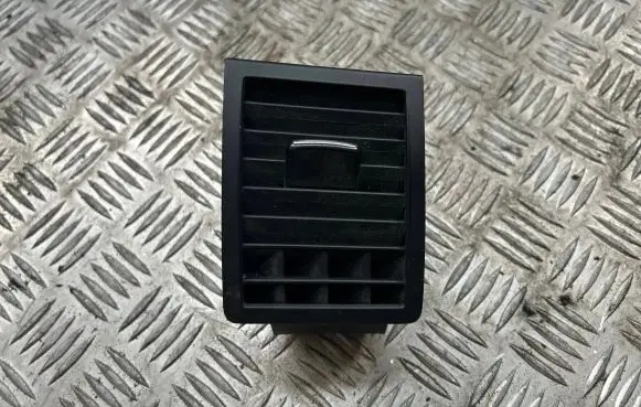 Volkswagen Touareg I Dash center air vent grill 7L6819703D
