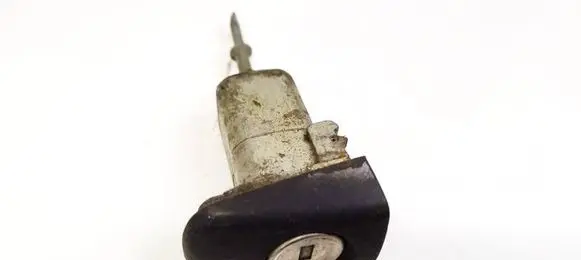 Mercedes-Benz E W210 Front door lock (next to the handle) 