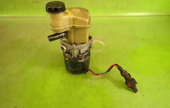Nissan Almera N16 Power steering pump