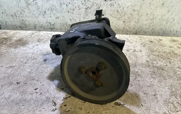 Mercedes-Benz E W211 Power steering pump A6112300115