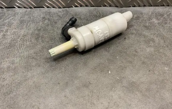 Mercedes-Benz E W212 Headlight washer pump 2108691121
