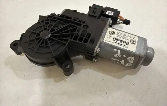 Volkswagen Polo IV 9N3 Front door window regulator motor 6Q2959801E