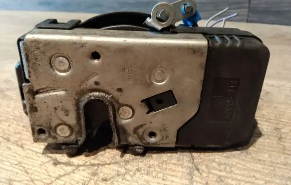 Opel Vivaro Front door lock