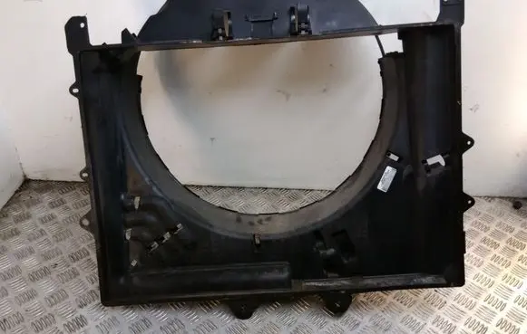 Radiator cooling fan shroud