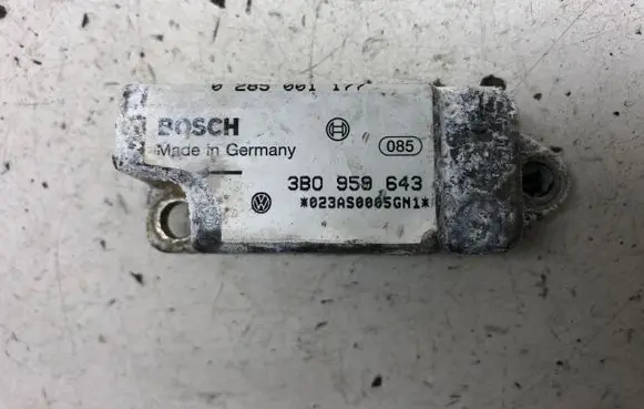 Volkswagen PASSAT B5 Airbag deployment crash/impact sensor 3B0959643 0285001177