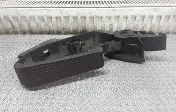 Mercedes-Benz C W203 Accelerator throttle pedal A2113000404