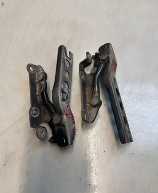 Skoda Octavia Mk2 (1Z) Engine bonnet/hood hinges 1Z0823302C