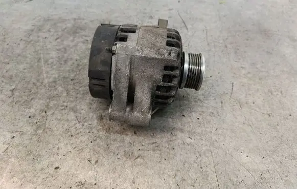 Opel Zafira B Generator/alternator 13117340