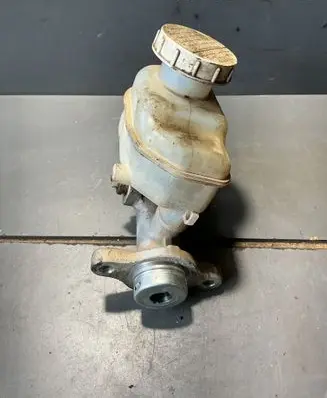 Mitsubishi Lancer Brake fluid reservoir