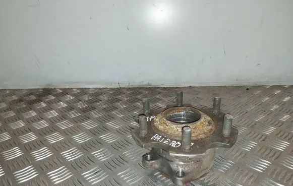 Mitsubishi Pajero Rear wheel hub