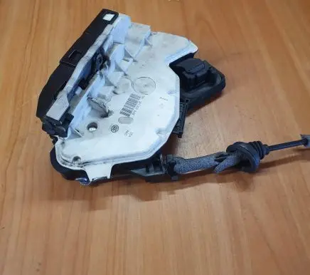 Volkswagen PASSAT B7 Front door lock 5K1837016E