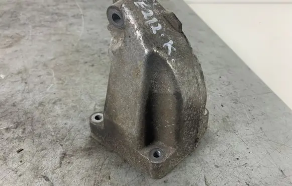 Mercedes-Benz E W212 Engine mounting bracket A6422235404