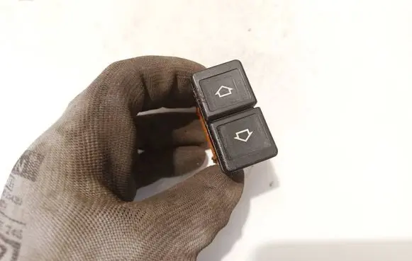 Citroen Xsara Picasso Electric window control switch 03682