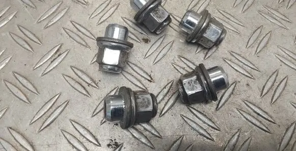 Toyota Prius+ (ZVW40) Nuts/bolts 