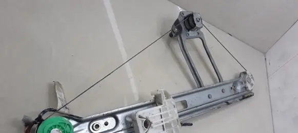 Rear door manual window regulator