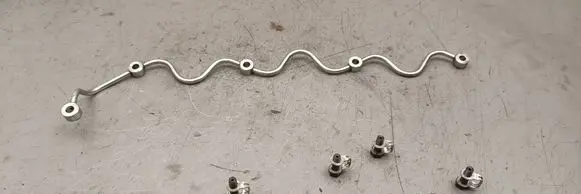 Nissan Patrol Y61 Fuel injector supply line/pipe 
