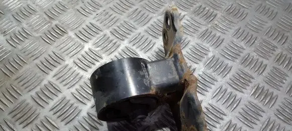 Mitsubishi Carisma Engine mount bracket