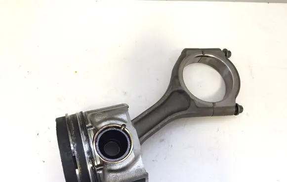 Subaru Outback Piston with connecting rod